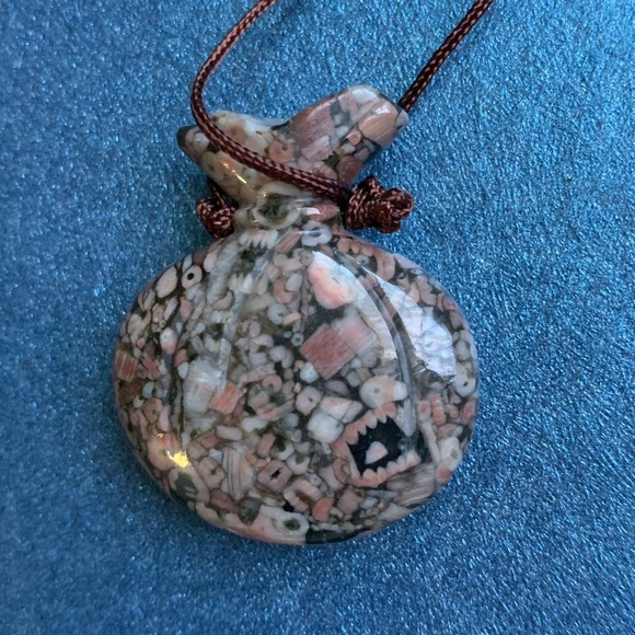 Crinoid fossil carved medicine pouch Sajen - Picture 2 of 11